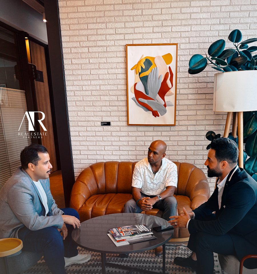 فريق AR العقارية في لقاء مع عميل